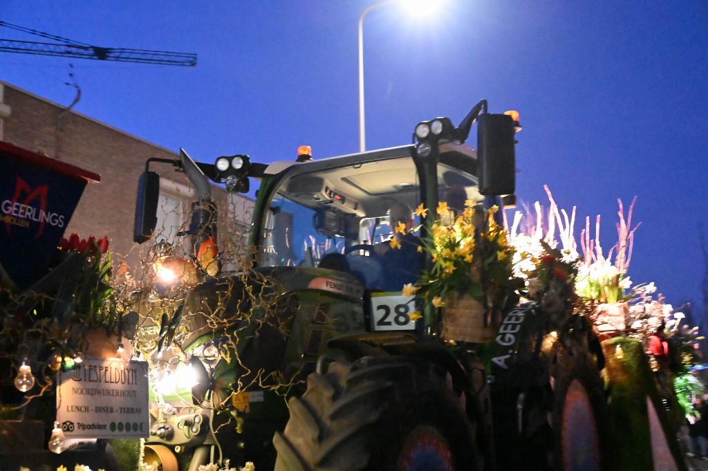 ../Images/Verlicht bloemencorso 2025 064.jpg